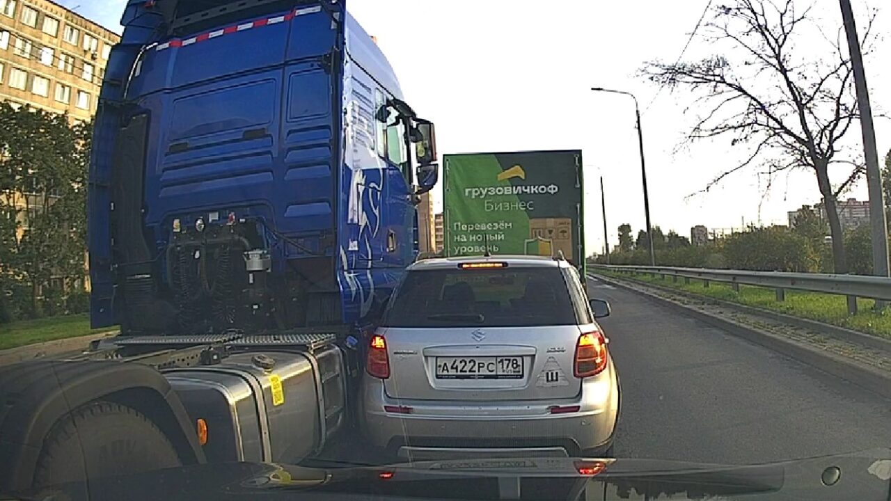 Большие «обижают» маленьких: две петербургские аварии, в которых грузовые  автомобили повредили легковушки, попали на видео — Мегаполис