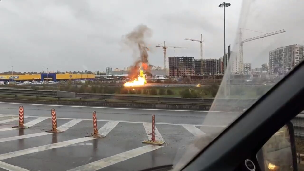 На Большом Сампсониевском загорелась мансарда Доходного дома Гейдериха —  Мегаполис