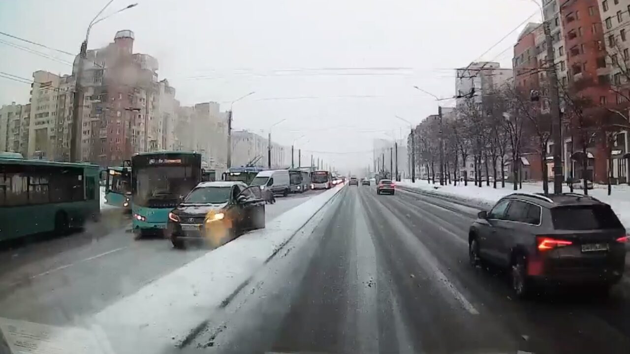 В Буграх водитель «Мерседеса» сломал шлагбаум и подрался с прохожим,  пытавшимся его успокоить — Мегаполис