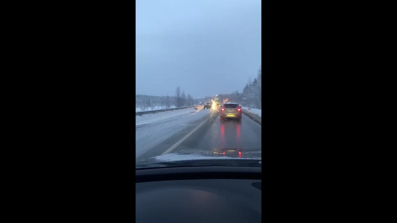 Водителю легковушки пришлось влететь в отбойник на «Коле», уклоняясь от  встречи с остановившимся грузовиком — Мегаполис