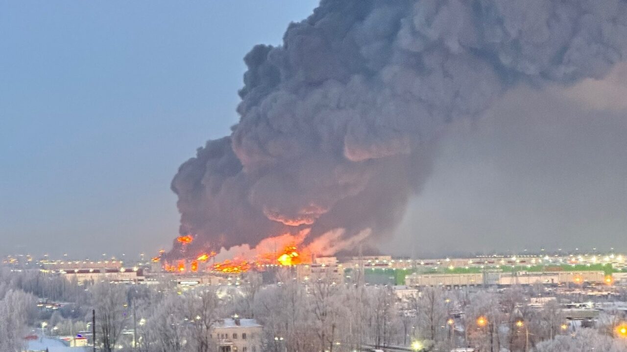 Пожар на складе в Шушарах сняли на видео пассажиры самолетов — Мегаполис