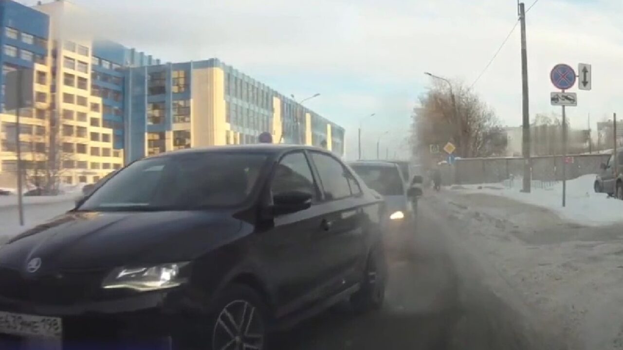 Женщина попала под колеса легковушки на пешеходном переходе в городе Колпино  — Мегаполис