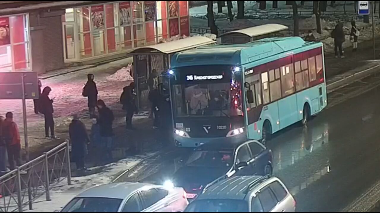 Автобус в Красном Селе протащил по асфальту школьника, закрыв двери, когда  он входил — Мегаполис