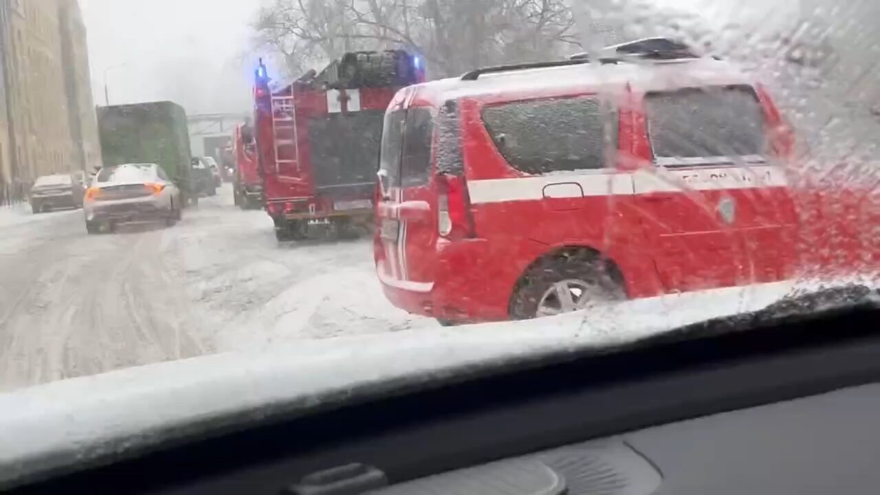 Кабельщики пробили трубу и устроили потоп во дворе на улице Лётчика Пилютова  — Мегаполис