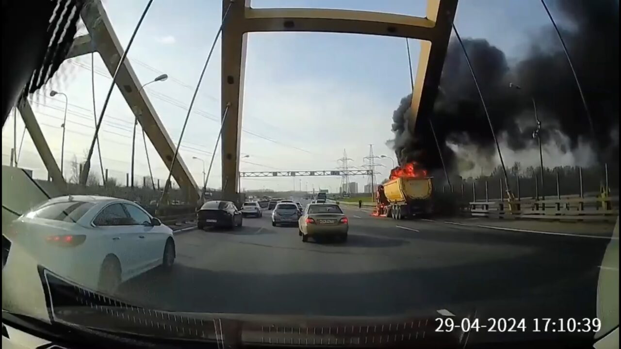 На Беляевском мосту у самосвала выгорела водительская кабина — Мегаполис