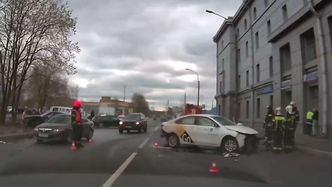 Две девочки пострадали в результате ДТП с трактором и такси на улице  Оптиков — Мегаполис