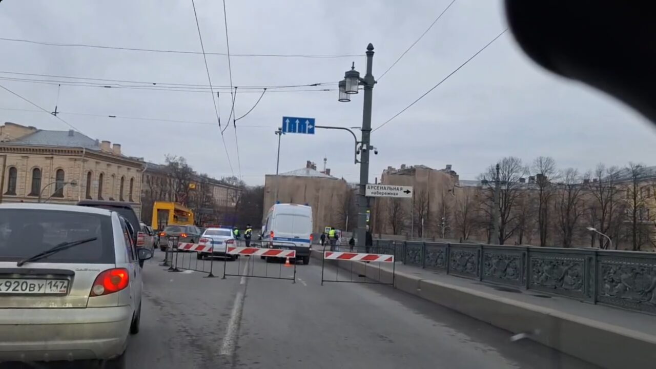 Школьница попала под машину, перебегая проспект Солидарности на красный  свет — Мегаполис