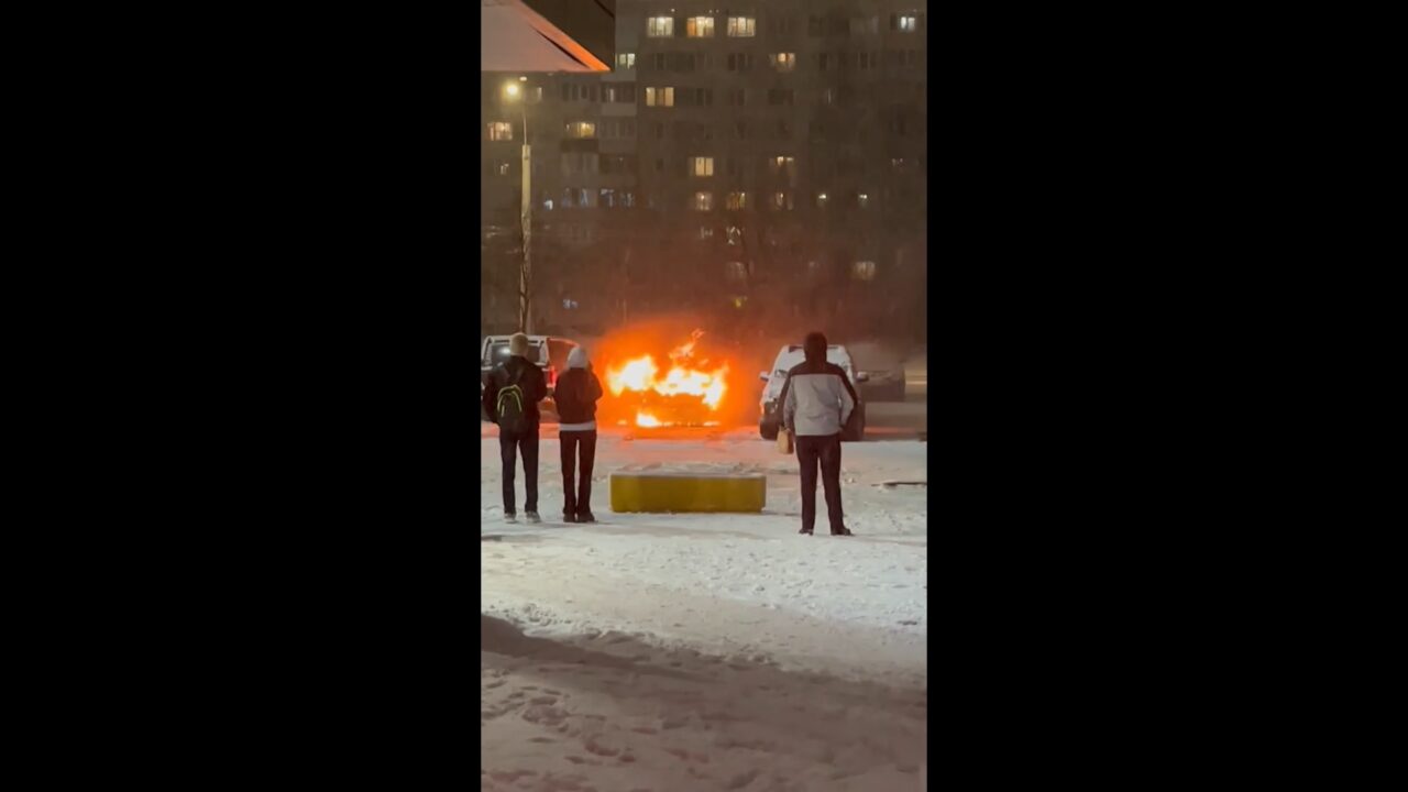 БТР посреди ночного Таллинского шоссе с толпой силовиков и военных  озадачили водителей — Мегаполис