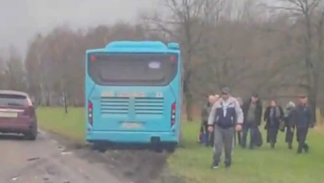 Каршеринг и лазурный автобус не поделили дорогу возле Английского парка в  Петергофе. Уснувший за рулем водитель легковушки получил травмы — Мегаполис