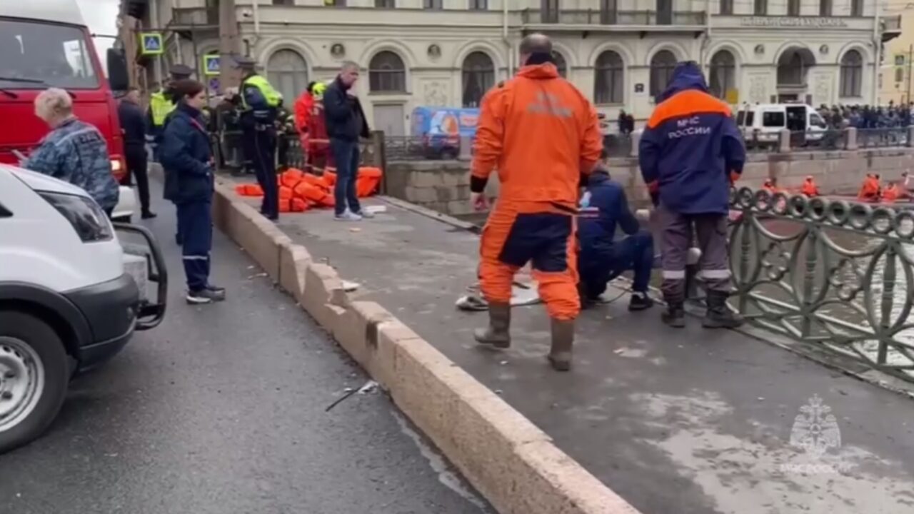 Водитель китайского «Омода» смог опрокинуть свою машину на самой тихой  улице Петербурга — Мегаполис